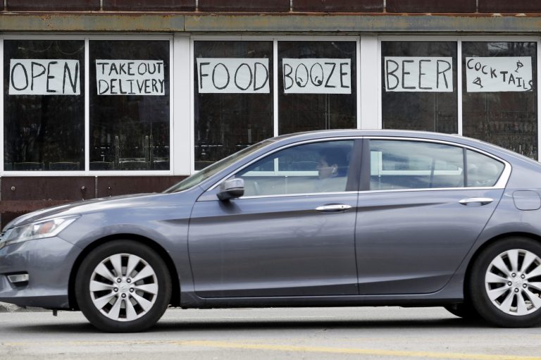 Illinois lawmakers move on at-home liquor delivery