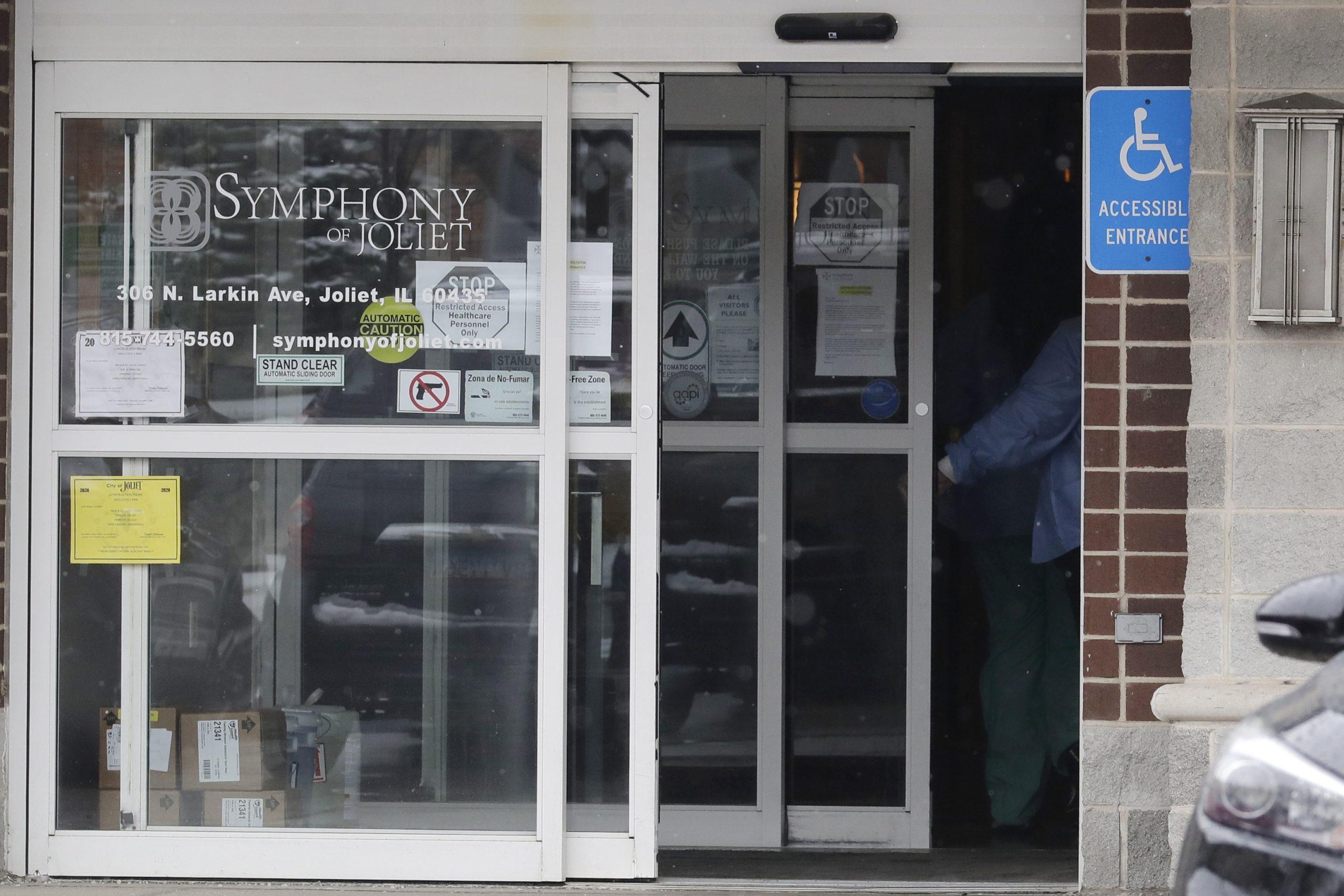 Illinois long-term care residents continue to wait on vaccinations