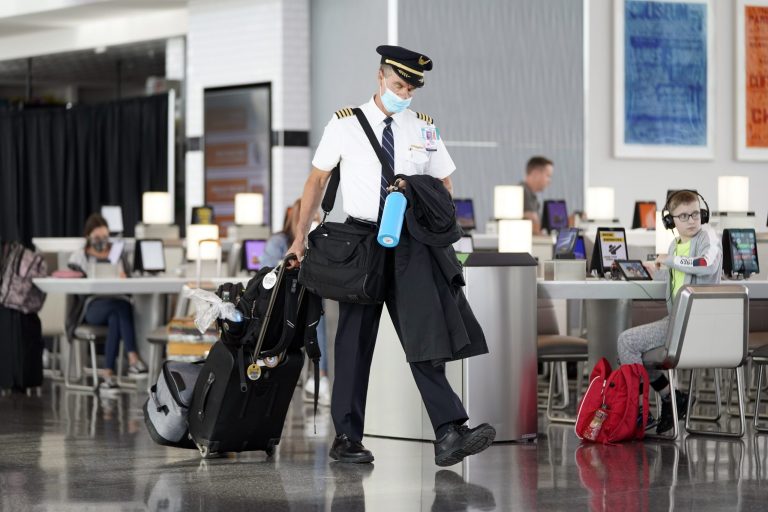 United Airlines to mandate COVID-19 vaccinations among US employees