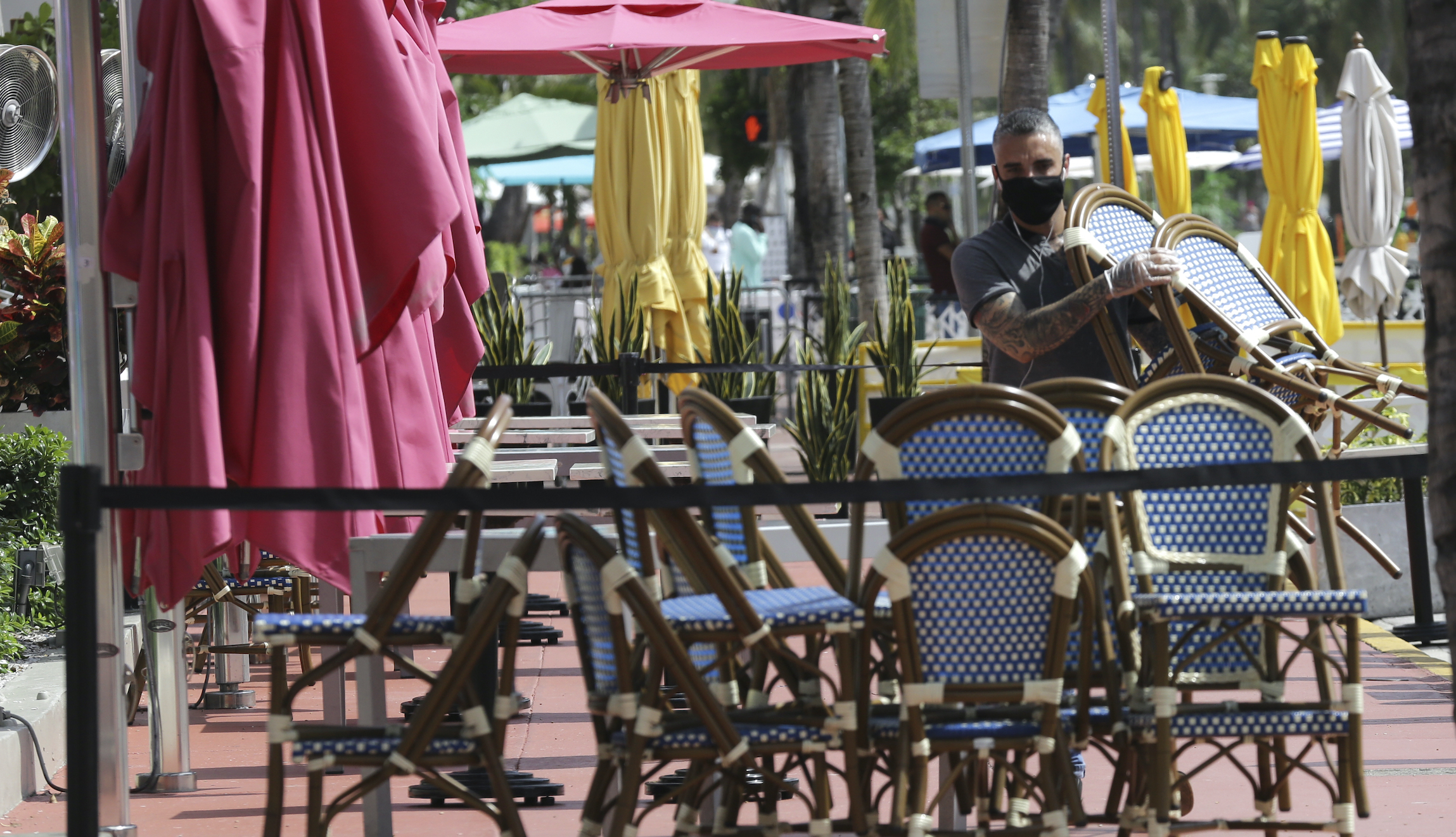 Restaurant patrons chant ‘get out’ when health inspectors show up after receiving coronavirus complaints