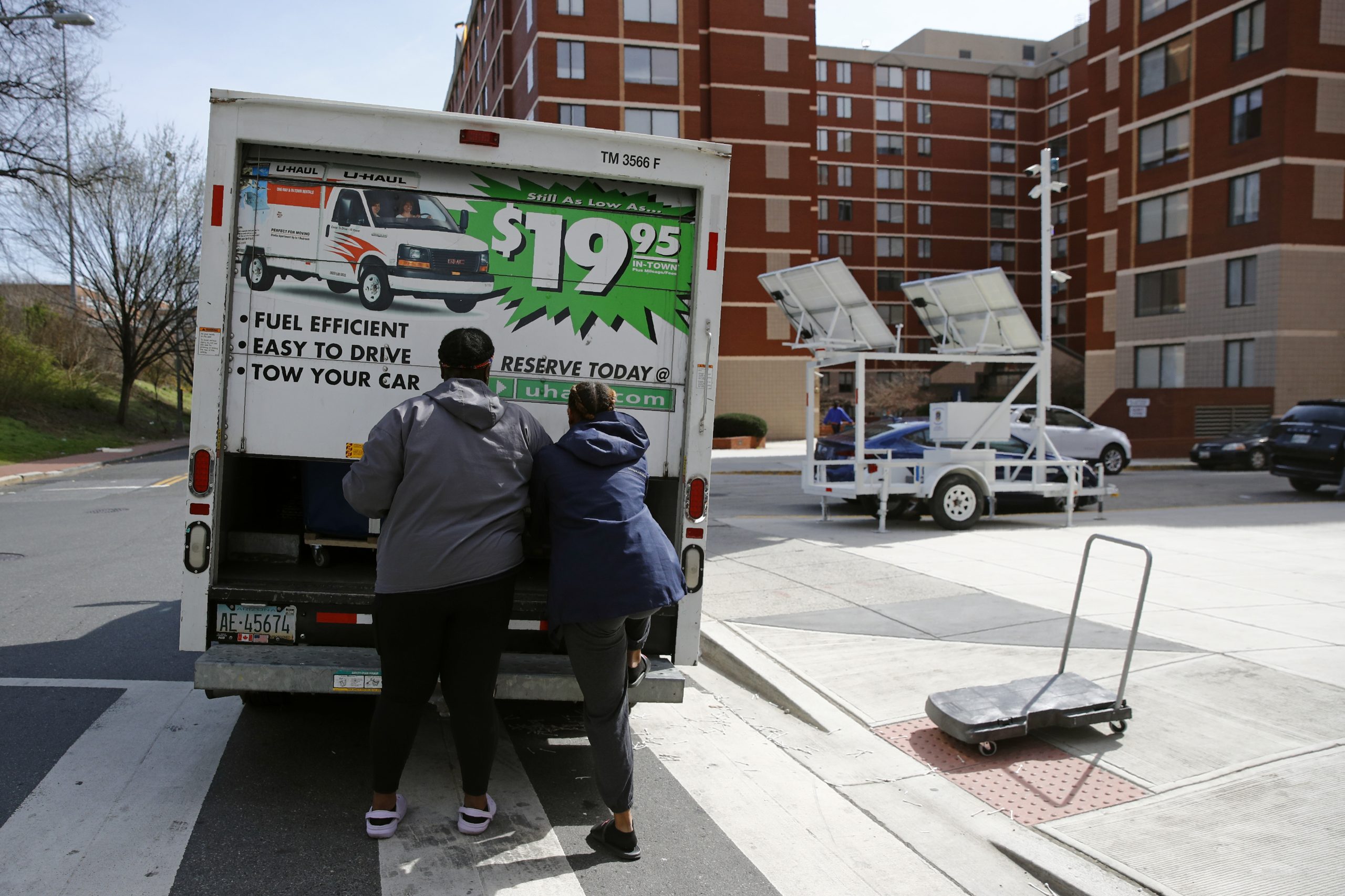 US residents kept moving from blue to red states during pandemic year, report finds