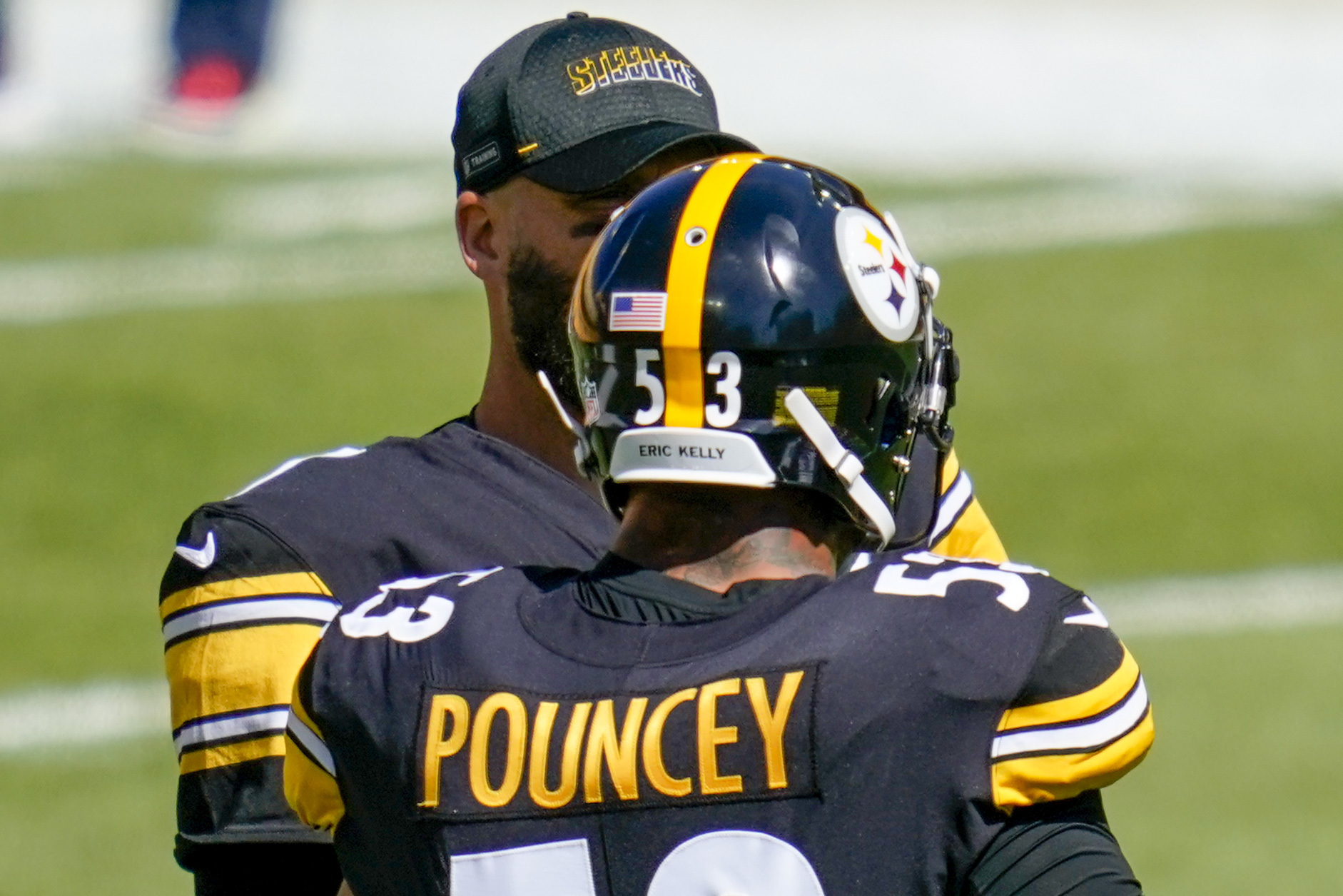Steelers’s Maurkice Pouncey breaks from rest of team, honors fallen police officer on helmet