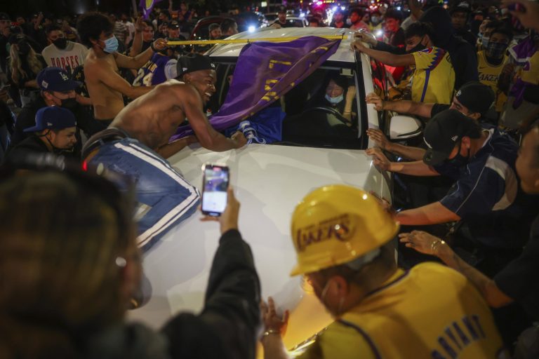 Thousands gather to celebrate NBA title in Los Angeles, proving continued lockdowns are ridiculous