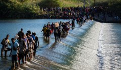 US closes Del Rio border crossing as thousands of migrants illegally cross
