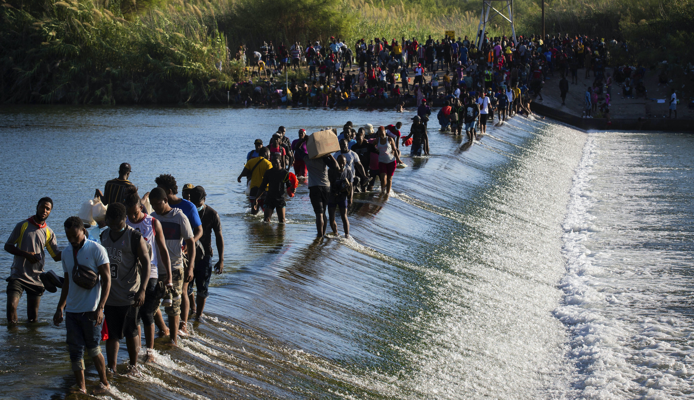 US closes Del Rio border crossing as thousands of migrants illegally cross