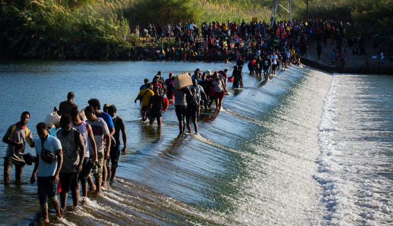 US closes Del Rio border crossing as thousands of migrants illegally cross