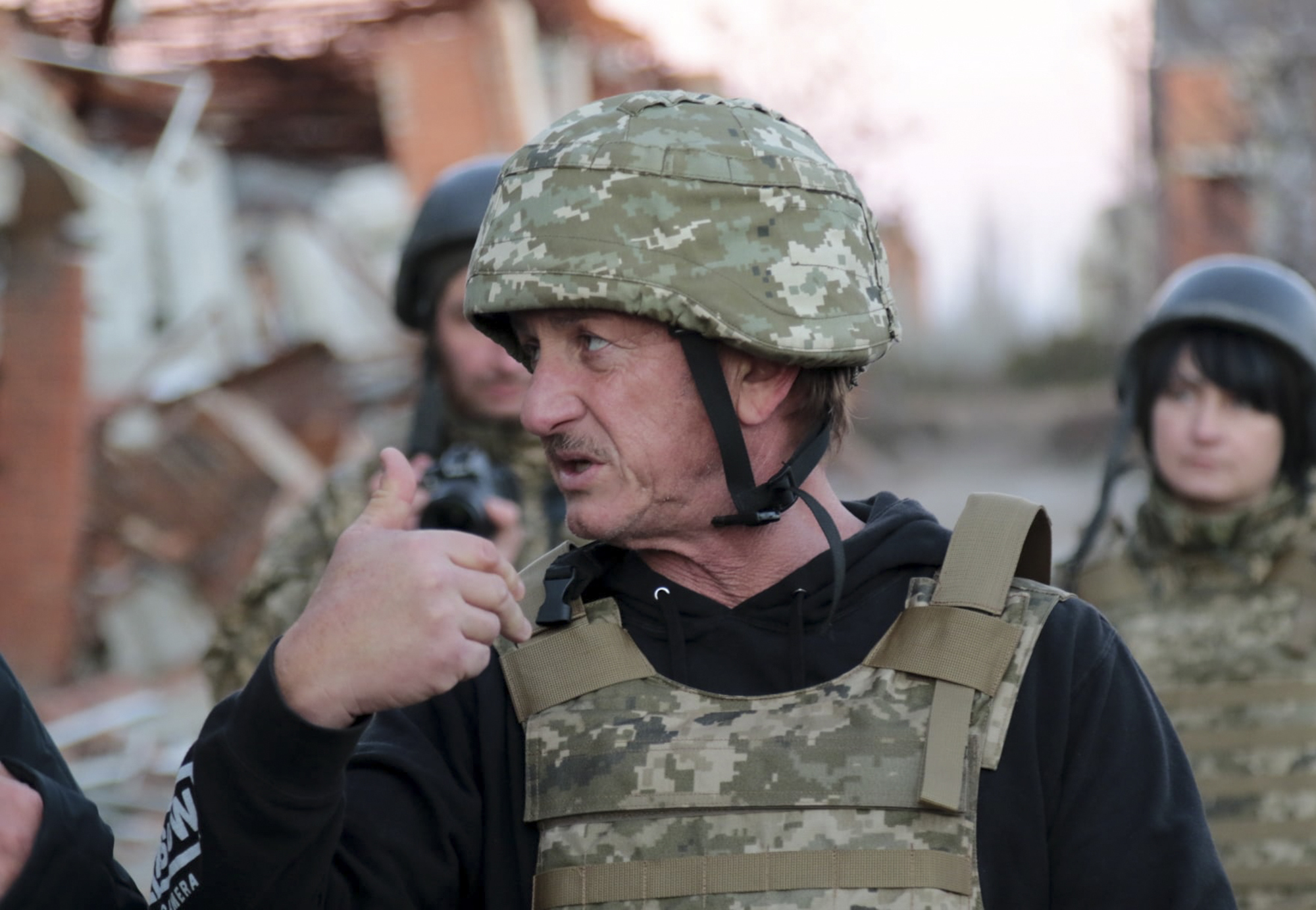 Sean Penn ‘thinking about taking up arms against Russia’