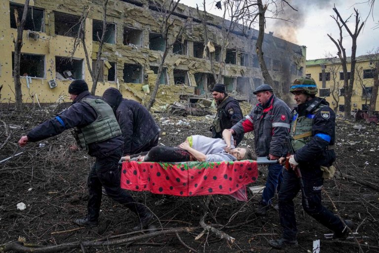 Pregnant woman photographed after Ukraine maternity hospital bombing dies with baby