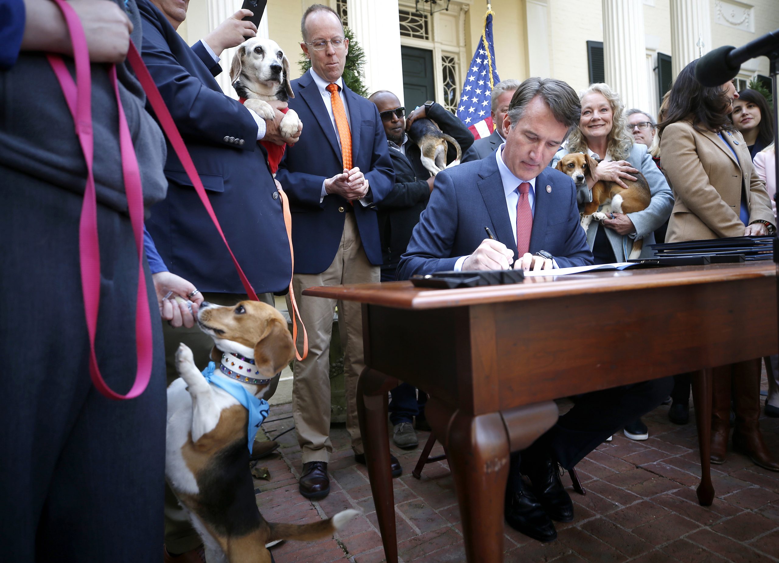 New Virginia law slaps $500 fines on those who send unsolicited nude photos