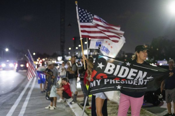 Trump supporters descend on Mar-a-Lago following FBI raid