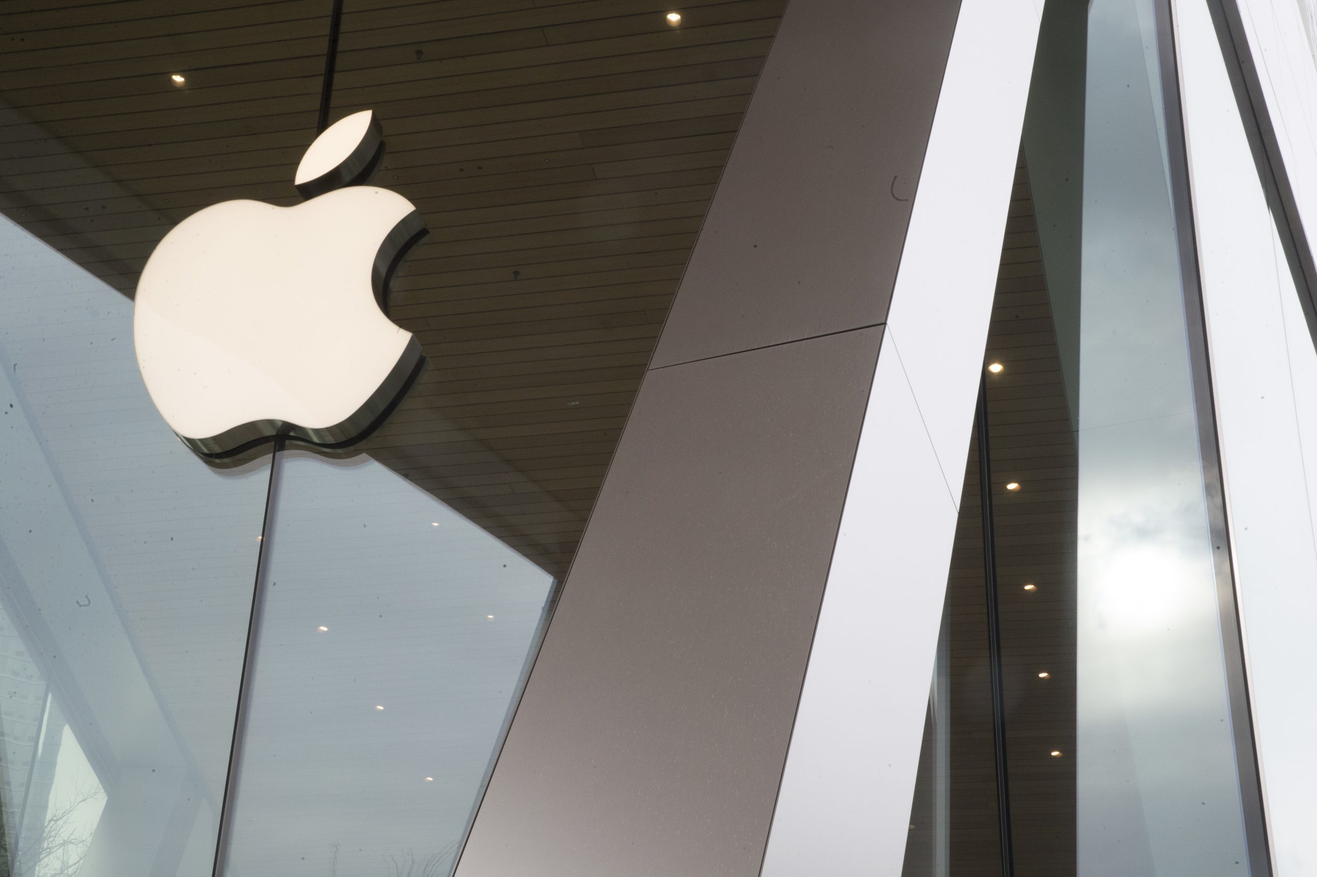 First-generation iPhone hopes to sell for $50,000 at auction