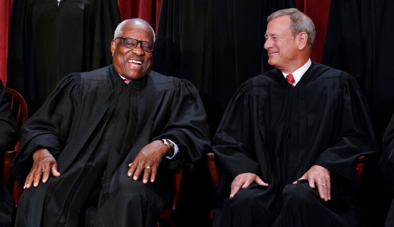 Associate Justice Clarence Thomas and Chief Justice John Roberts.