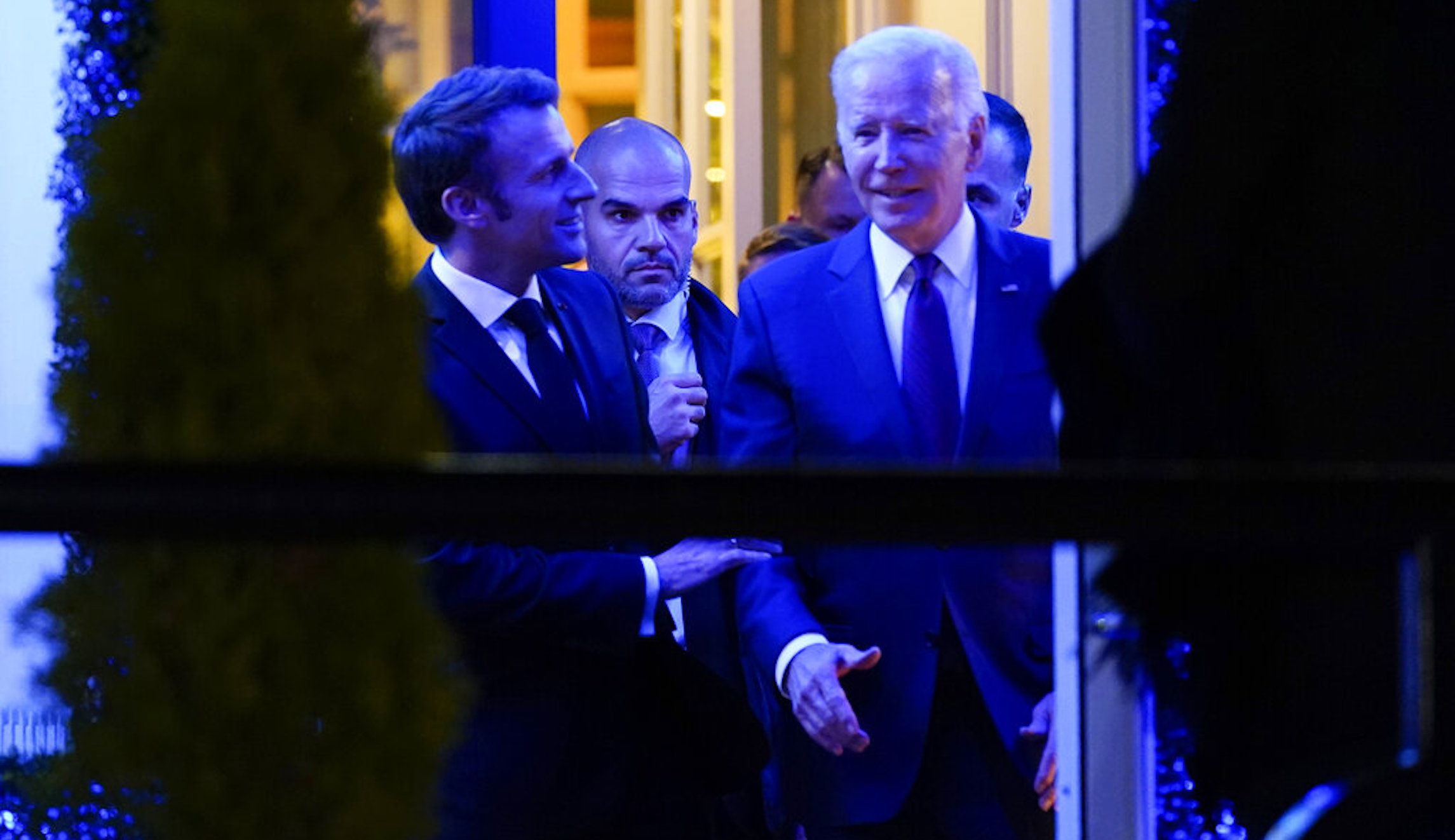 Biden takes Macron out to dinner in Washington