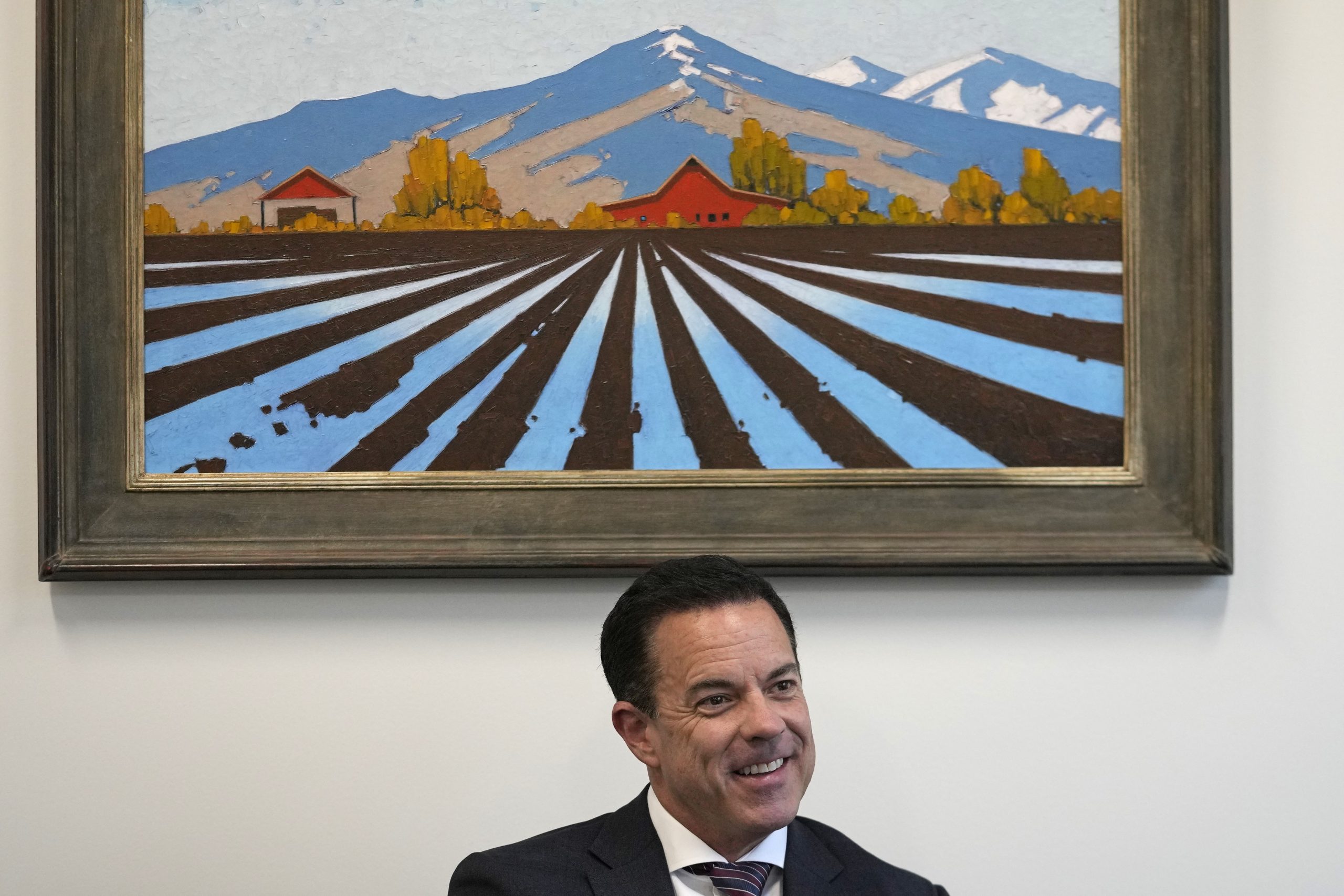 Possible Romney challenger reports record fundraising haul as he considers primary bid