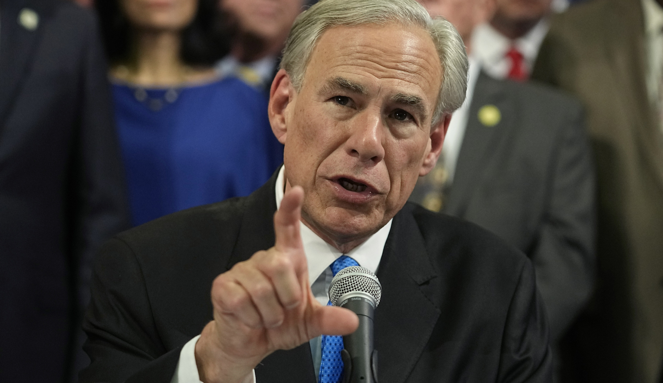 Migrants arrive in Los Angeles after being transported from Texas