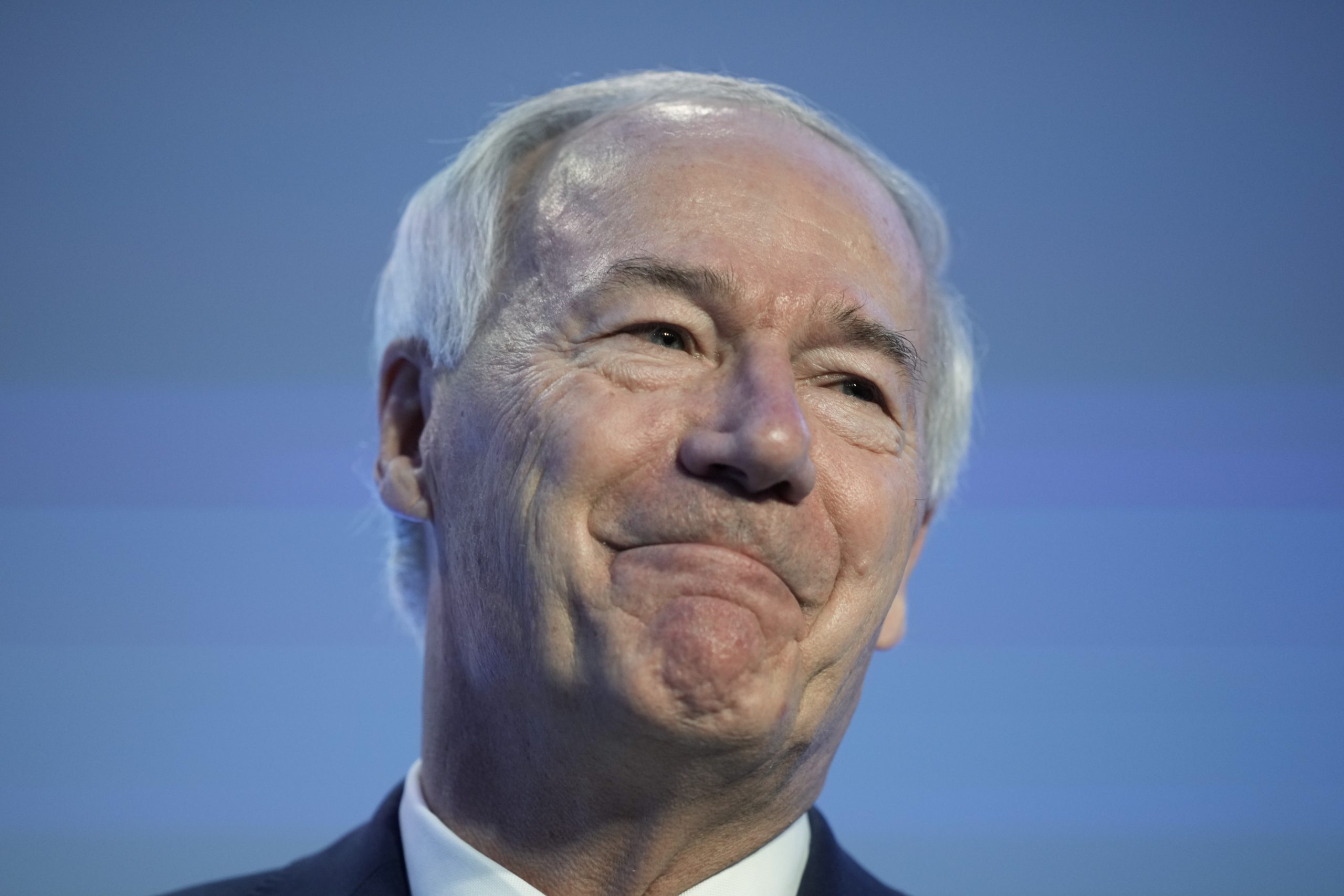 Asa Hutchinson appears to have six attendees at Iowa campaign event
