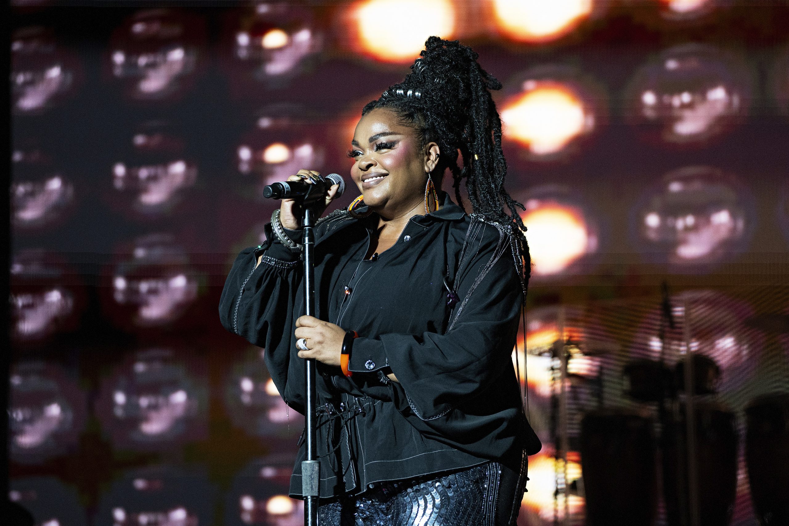 Millionaire Jill Scott alters national anthem to bash America