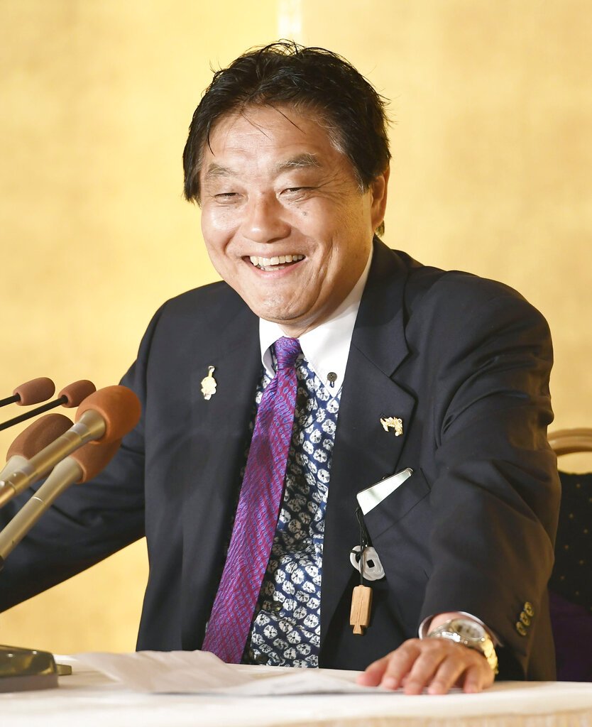 Japanese mayor apologizes after biting Olympic gold medal