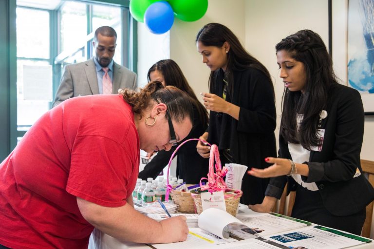 Payal Shah (R), a counselor with The Metropolitan Family Health Network, helps Stephanie Ruiz (L), who is uninsured, to sign up for the Affordable Care Act on Oct. 3 in Jersey City, New Jersey. (Andrew Burton/Getty Images)