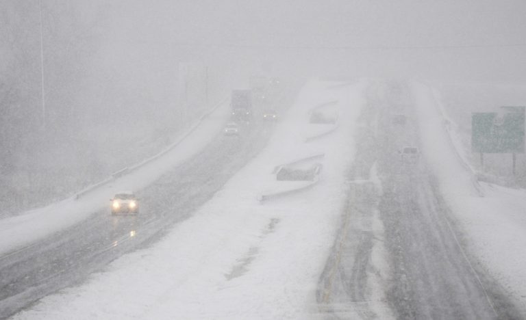   Traffic moves in the U.S. 41 By-Pass in Henderson, Ky., Wednesday, Dec. 26, 2012 as a snow storm moves through the area making travel treacherous. (AP Photo/The Gleaner, Mike Lawrence)  