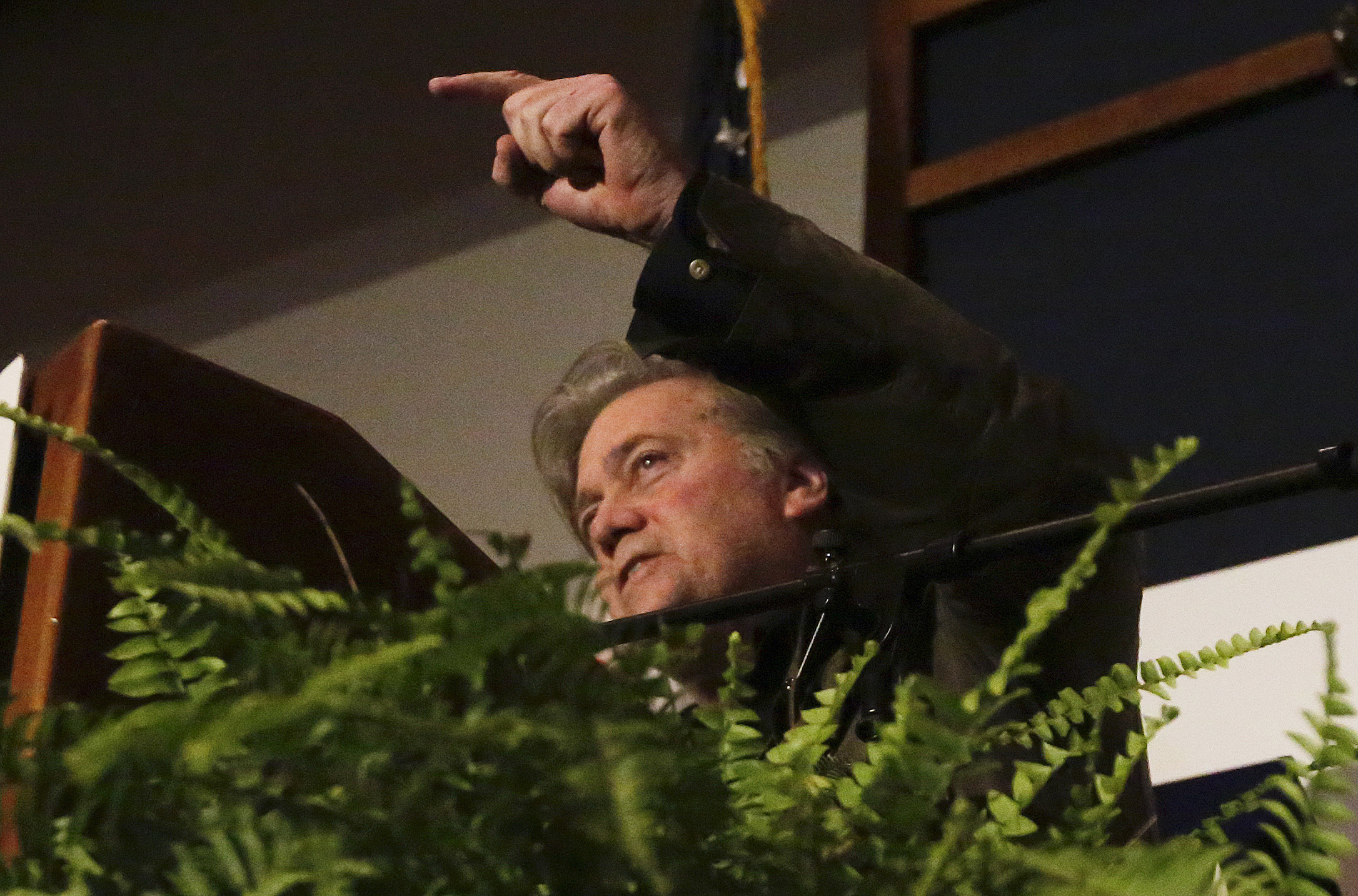 Steve Bannon criticizes Republican senators for not condemning Bob Corker