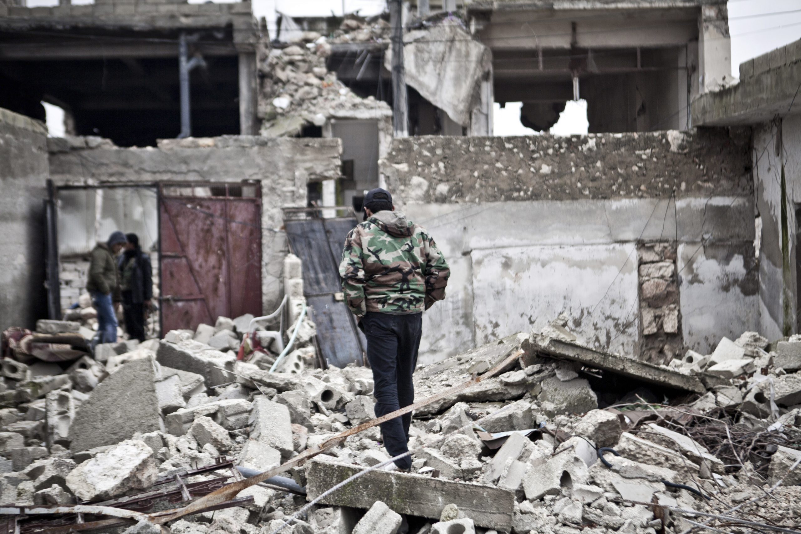 Syria activists: airstrikes kills tens near Hama