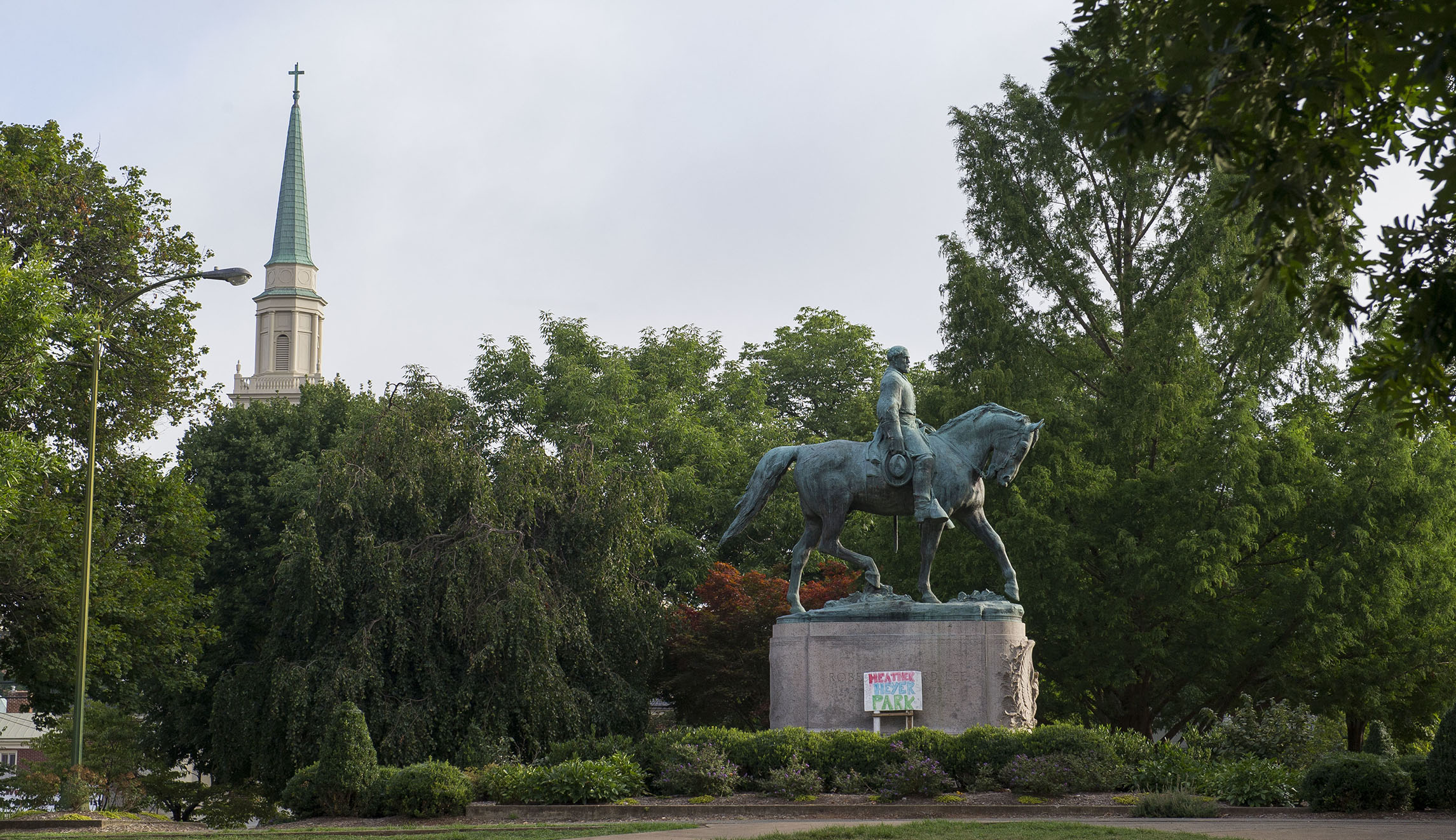 Charlottesville mayor urges removal of Robert E. Lee statue, ban on open and concealed carry at public events