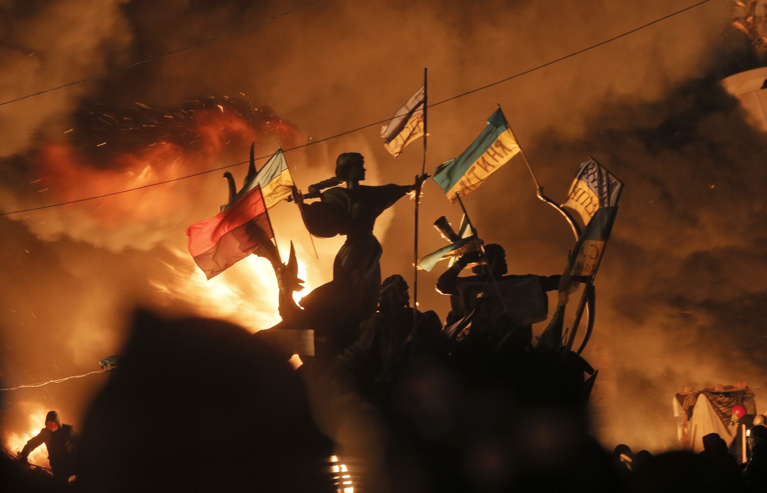 AP PHOTOS: Clashes set Kiev square aflame