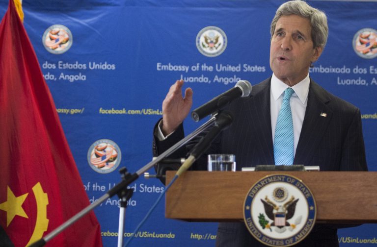US Secretary of State John Kerry holds a media conference in Luanda, Angola, Monday, May 5, 2014. Kerry on May 4, praised oil-rich Angola's leadership role in efforts to solve long-drawn conflicts on the African continent, and suggested the need to set a date for democratic elections.  (AP PHOTO / Saul Loeb)