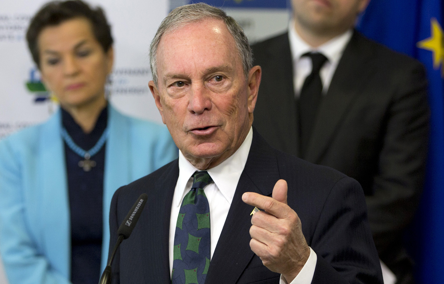 Michael Bloomberg announces he backs Clinton