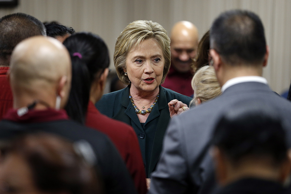 Clinton ignores traveling press for nearly three months
