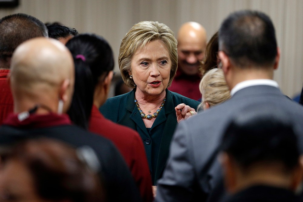 Clinton ignores traveling press for nearly three months
