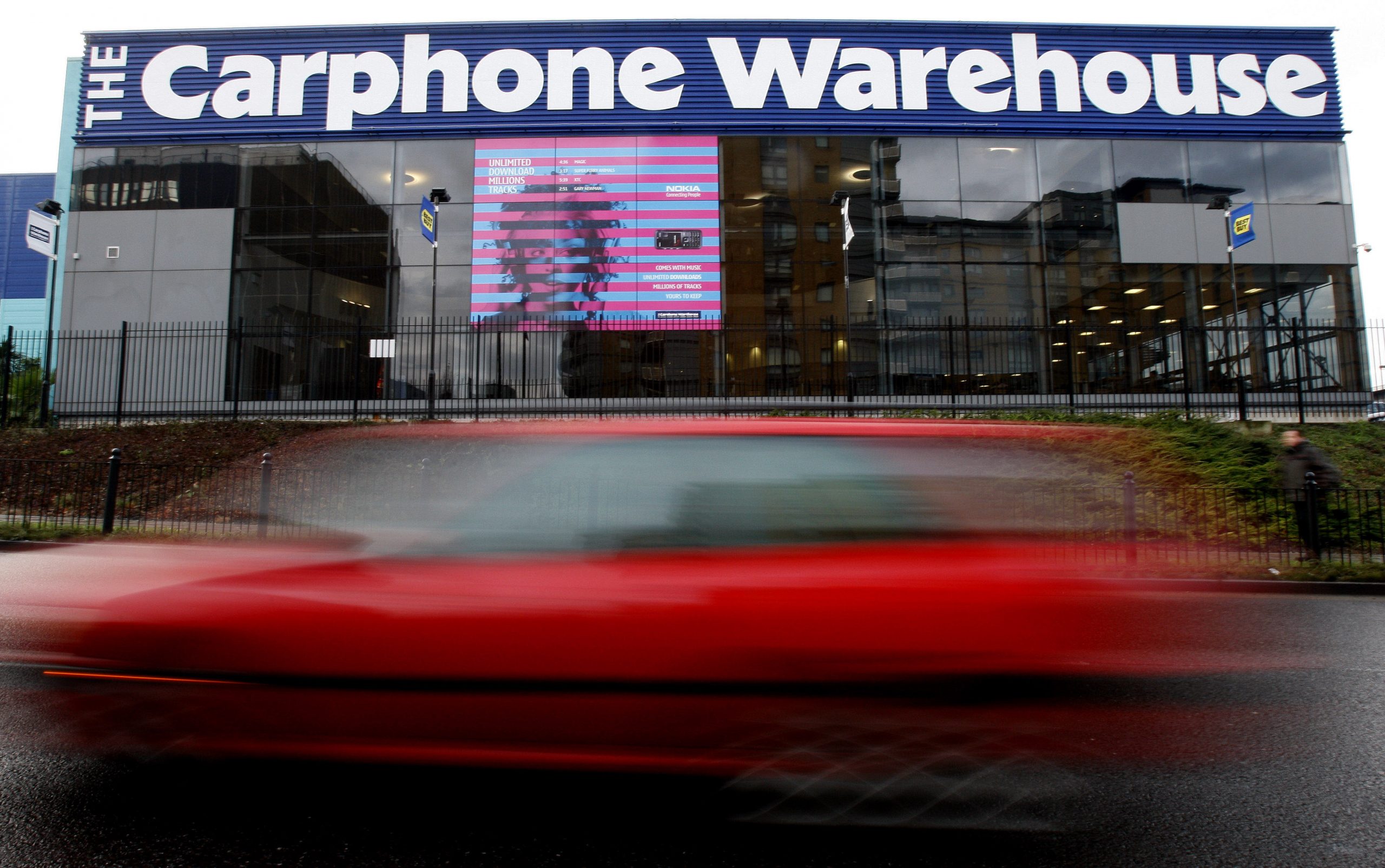 UK retailers Carphone Warehouse, Dixons to merge