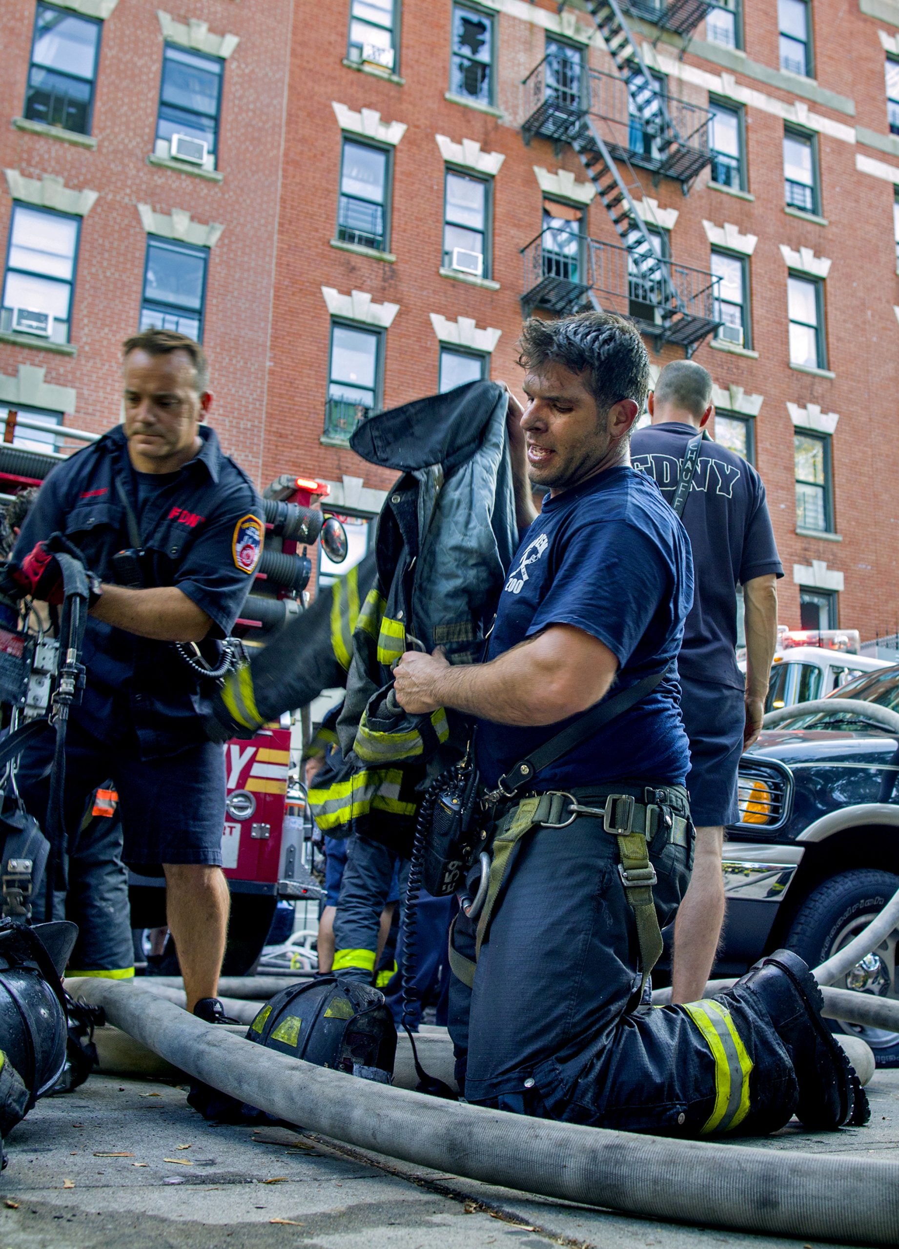 1 dead in Manhattan blaze; 12 with minor injuries