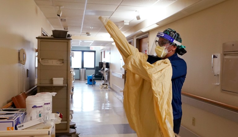 Medical professionals call for COVID-19 vaccine mandate for healthcare workers