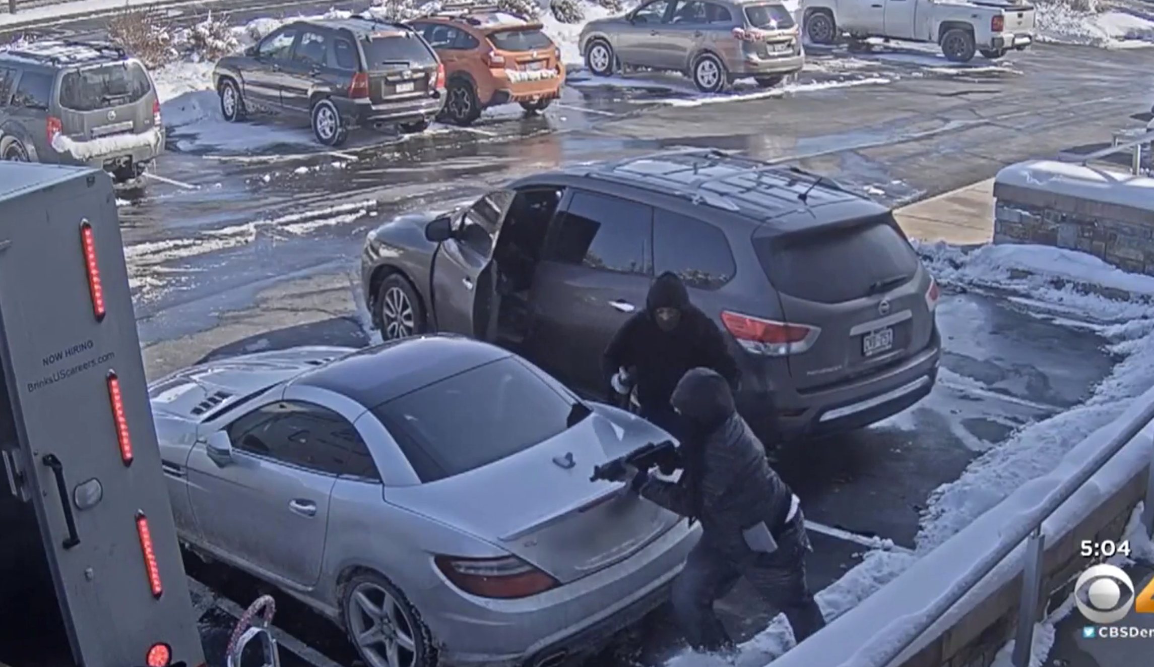 VIDEO: FBI searching for three men after bold armored truck robbery outside bank