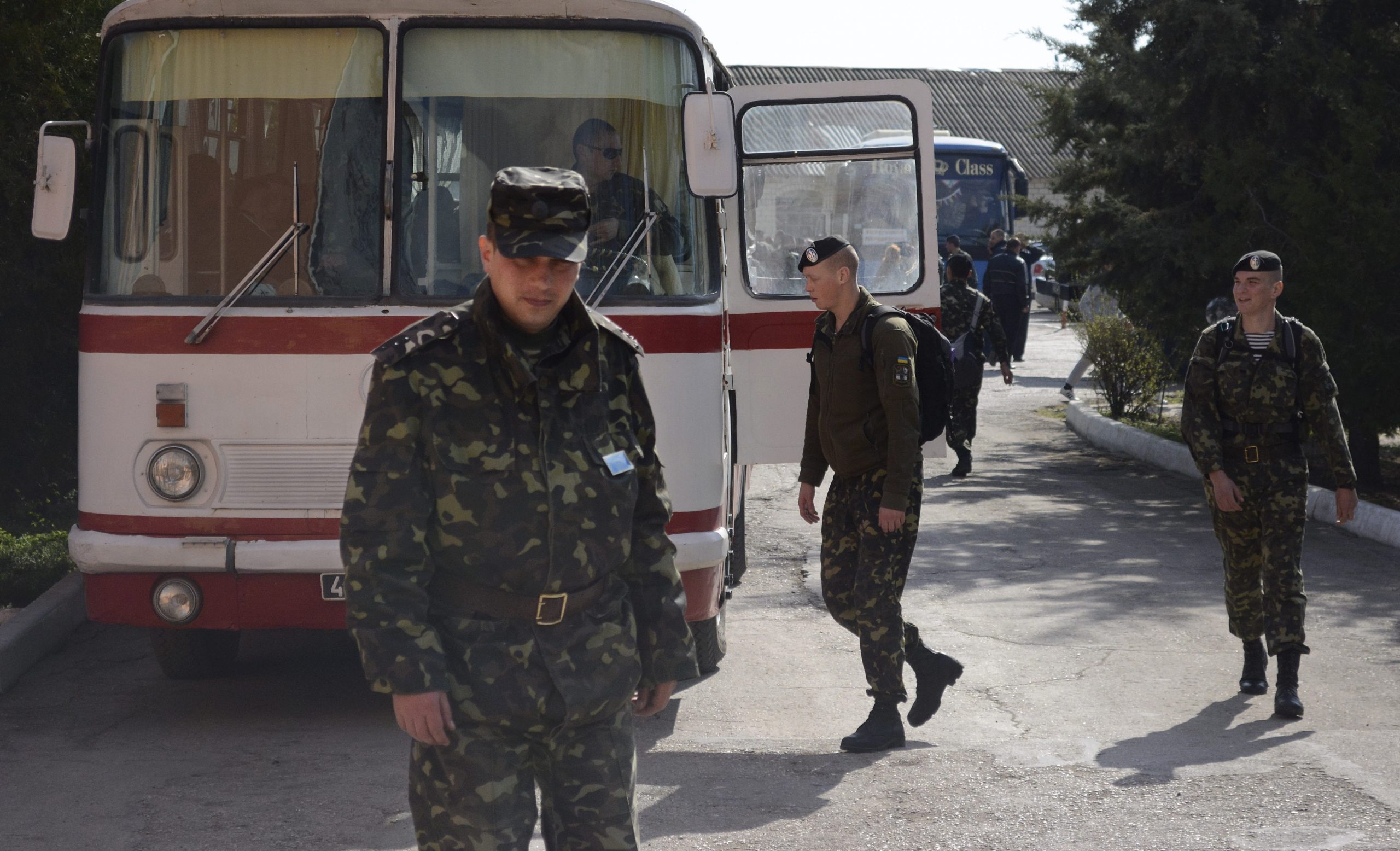 Busloads of Ukrainian troops leave Crimea