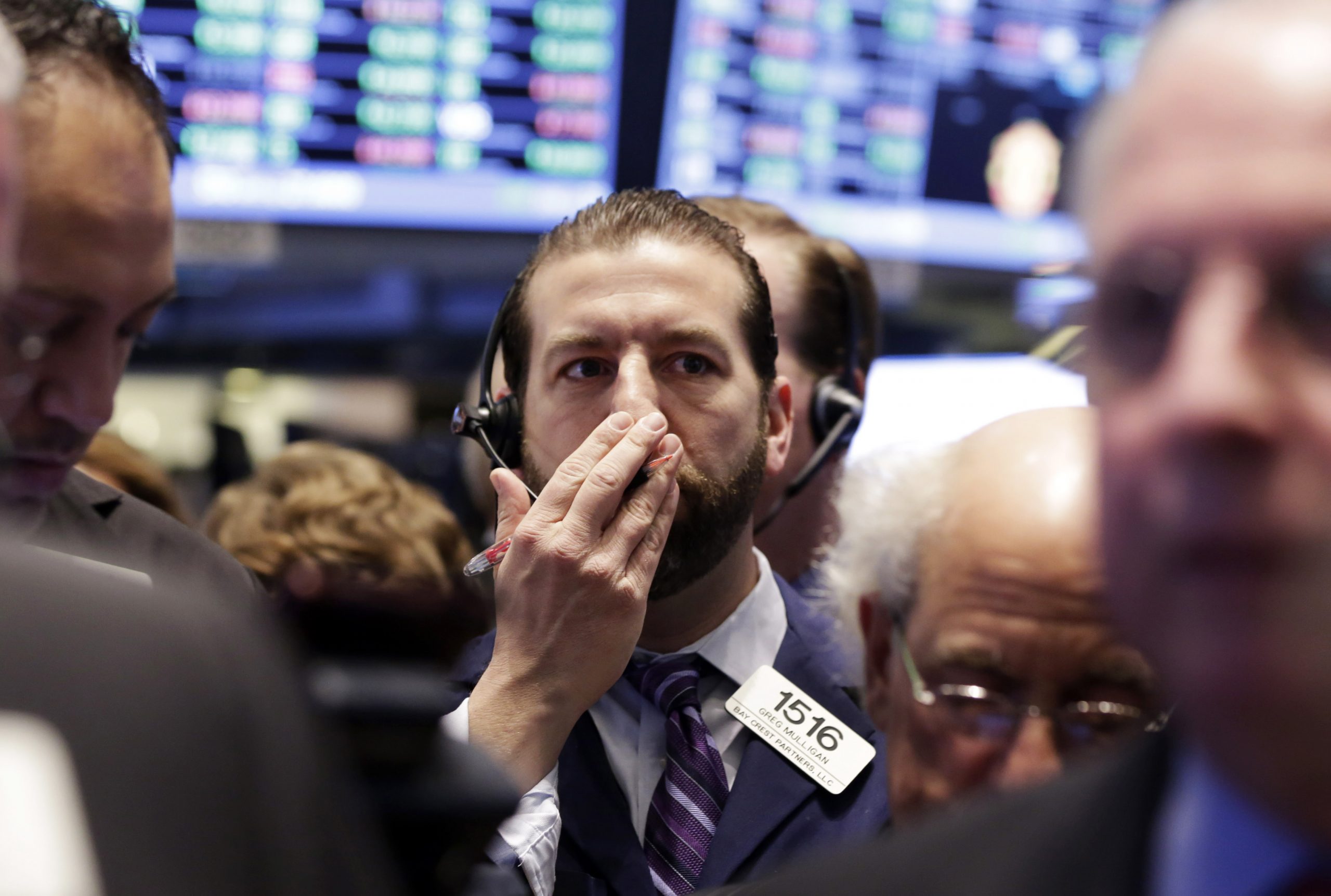 Stocks edge higher as more earnings roll in