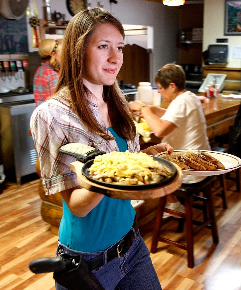 Waitresses at Colorado eatery carry loaded guns