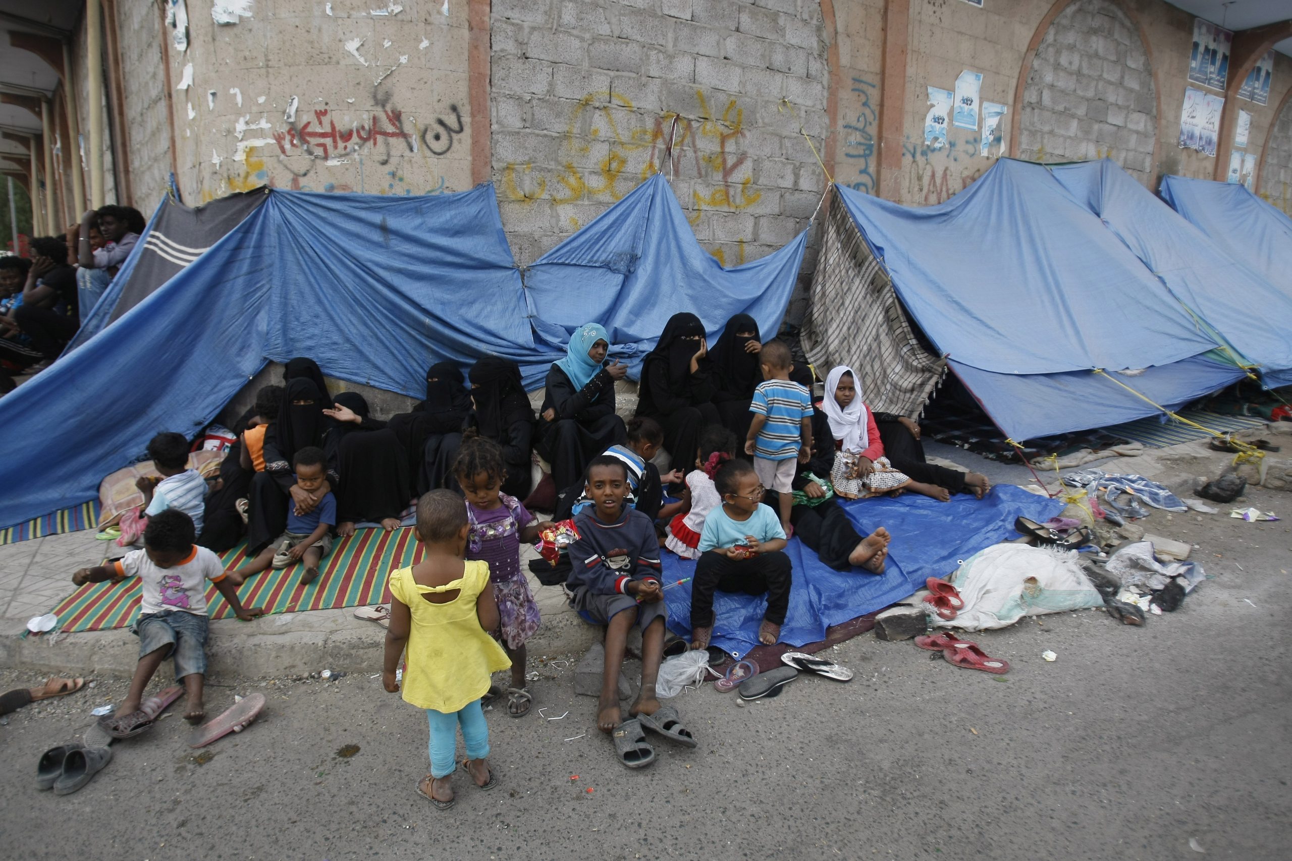 Fleeing Iraqis join large tide of displaced people