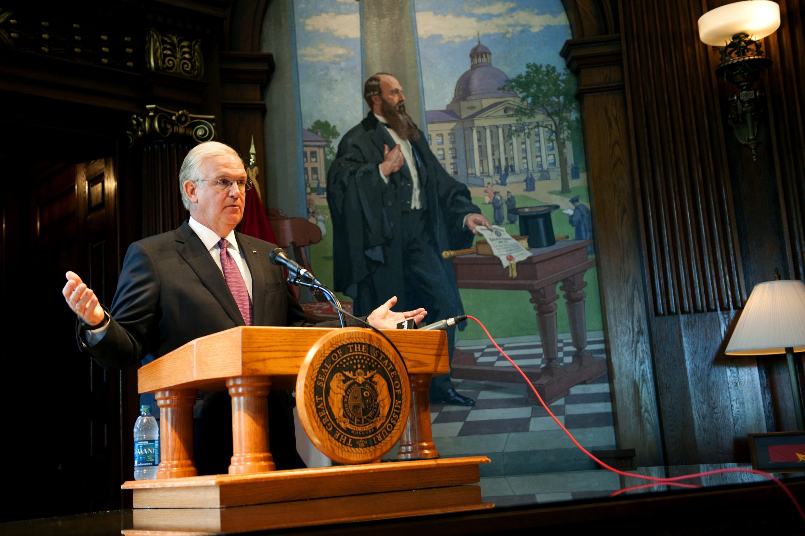 Missouri governor vetoes, freezes $1b of spending