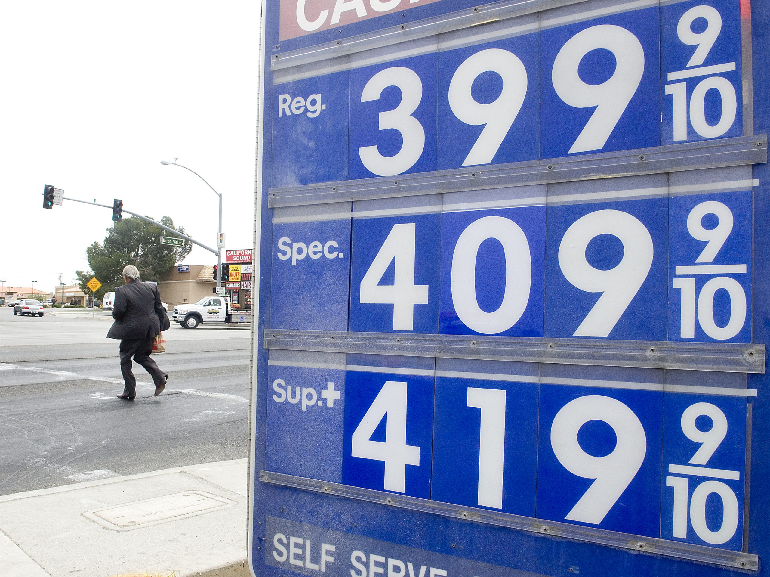 Gas prices could get back up to $4 a gallon by May, projections show