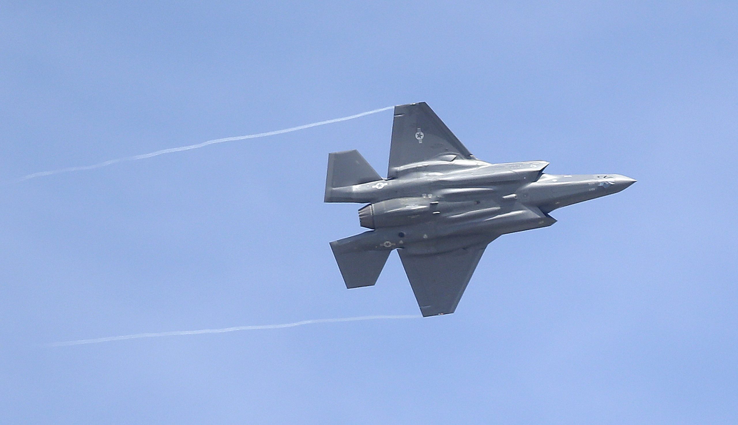 McCain raps DoD for F-35 delay, $1 billion cost overrun