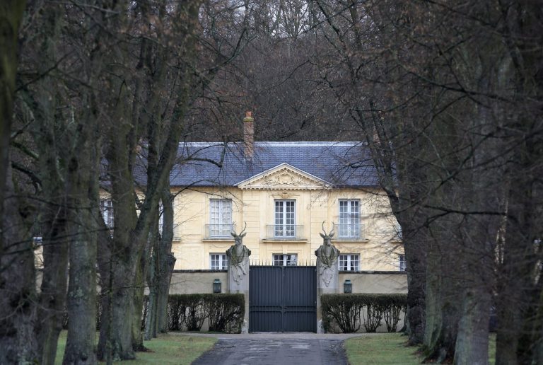 A view of the official residence La Lanterne, in Versailles, west of Paris, where France's first lady Valerie Trierweiler is reported to be resting, Sunday, Jan.19, 2014.  France's first lady on Saturday ended a more than weeklong stay at a hospital where she went to rest after a gossip magazine's report about an alleged affair between President Francois Hollande and an actress. (AP Photo/Christophe Ena)