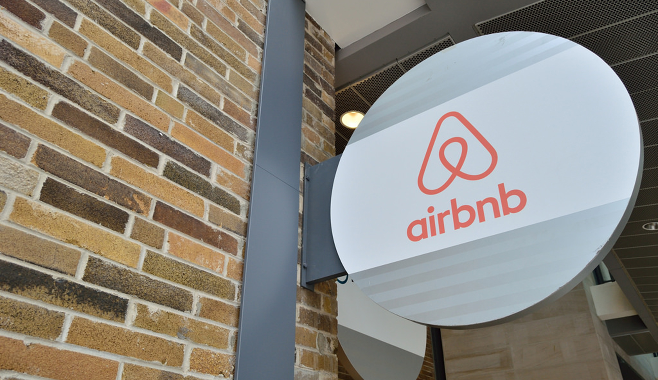 Airbnb to provide free or subsidized housing for 100,000 healthcare workers fighting coronavirus