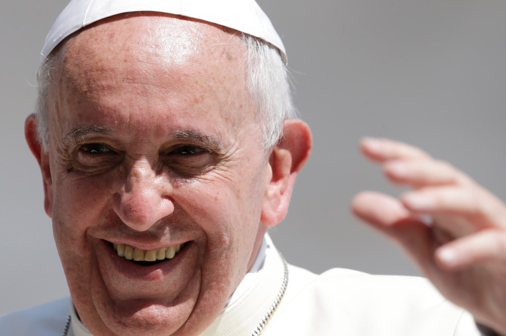 Pope presides at scorching audience after illness