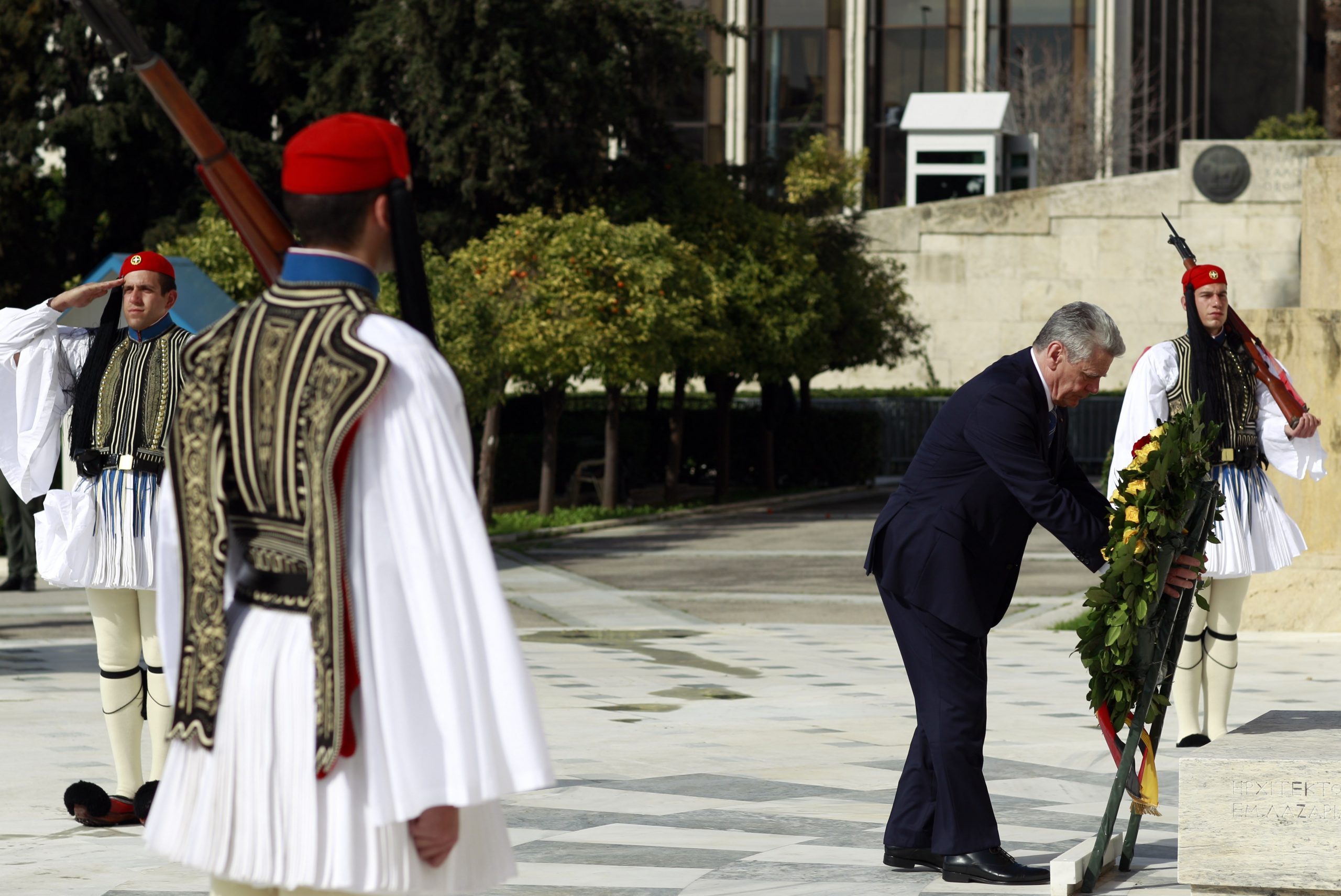 Greek president presses Germany’s Gauck on WWII