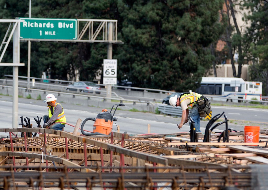 Trump backs $1 trillion infrastructure plan