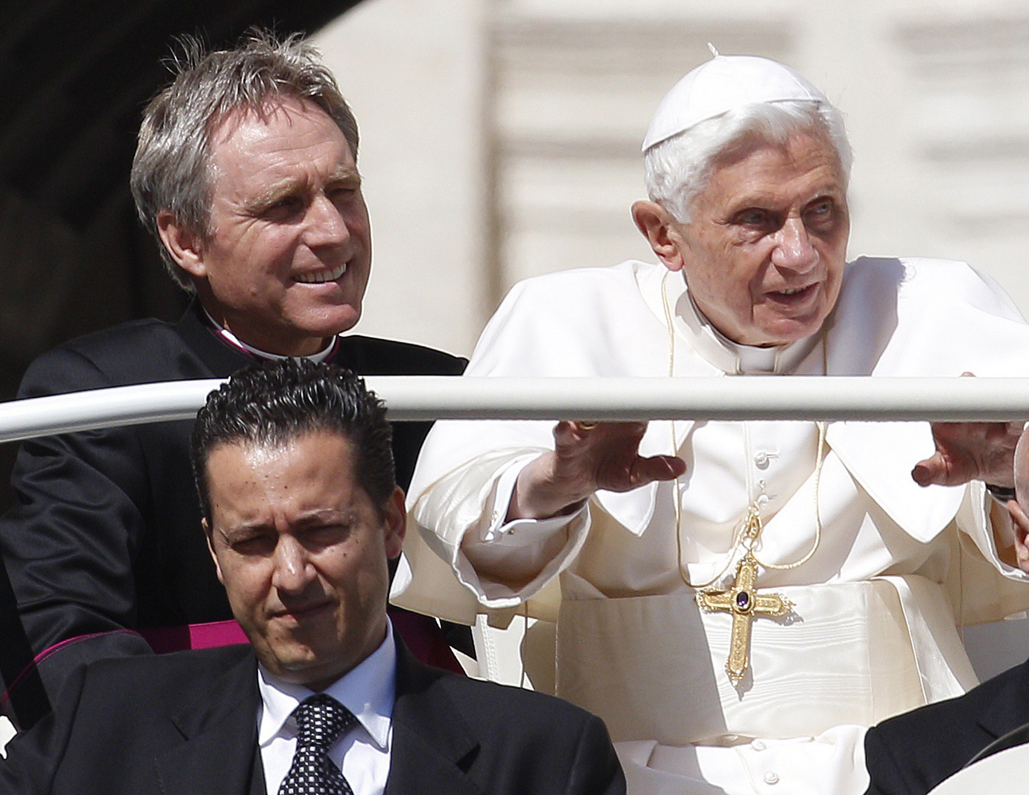 Pope pardons ex-butler who stole, leaked documents