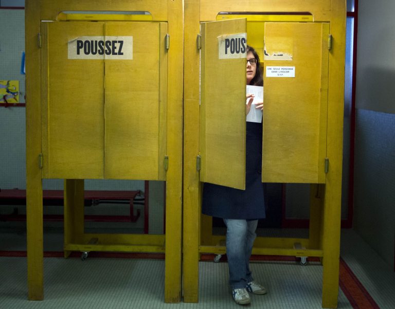 Swiss voters back limit on immigration